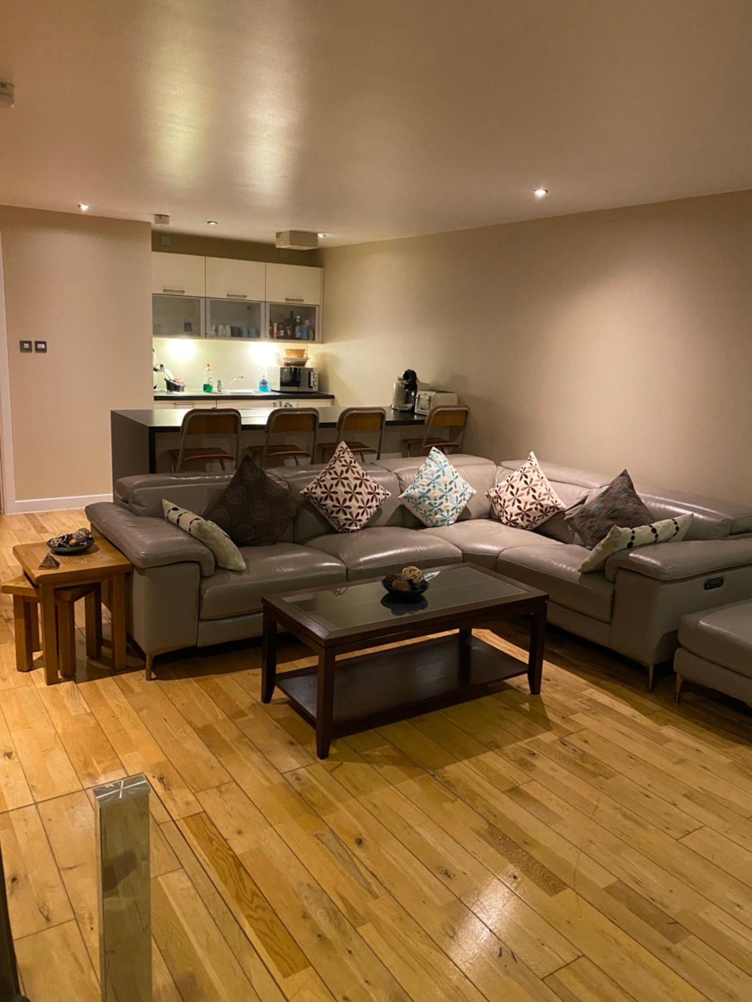 City Centre 2 Bedroom Apartment, Secure Parking., Glasgow