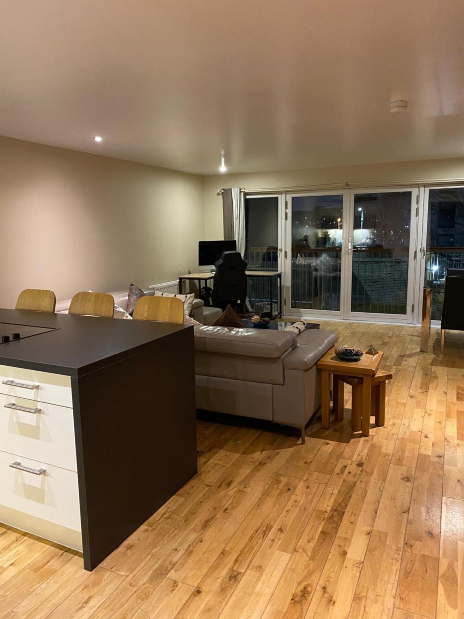 City Centre 2 Bedroom Apartment, Secure Parking. — Photos 3