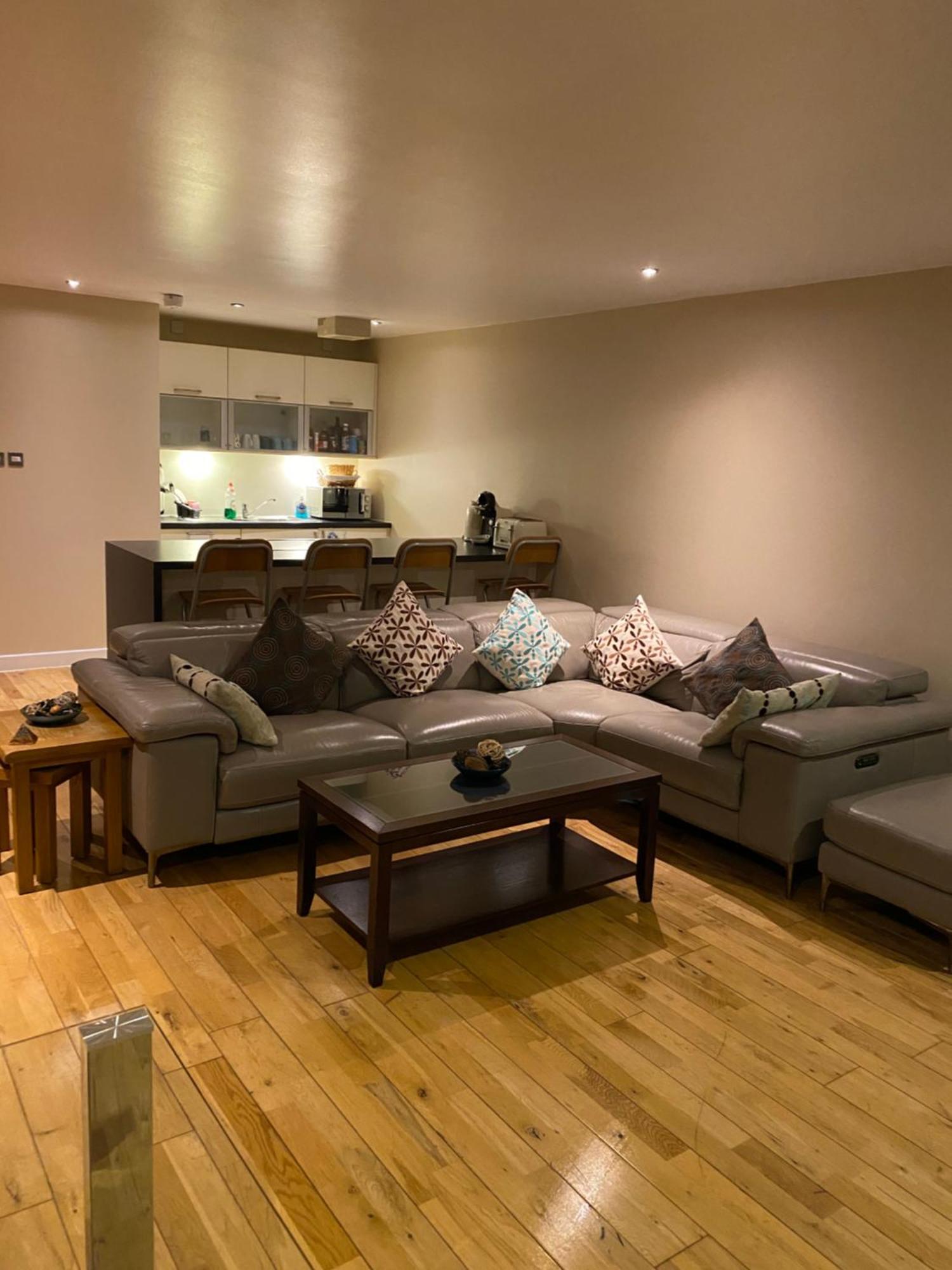 City Centre 2 Bedroom Apartment, Secure Parking. — Photos 1